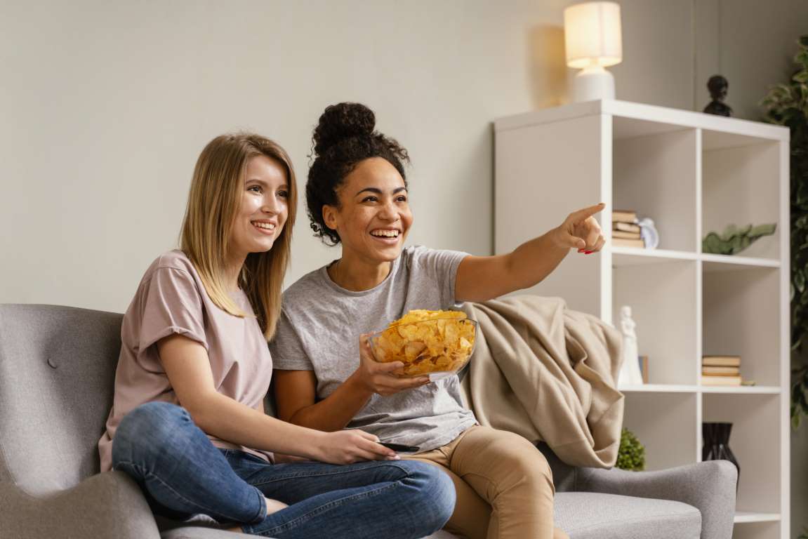 Borrar - omen-couch-watching-tv-eating-chips