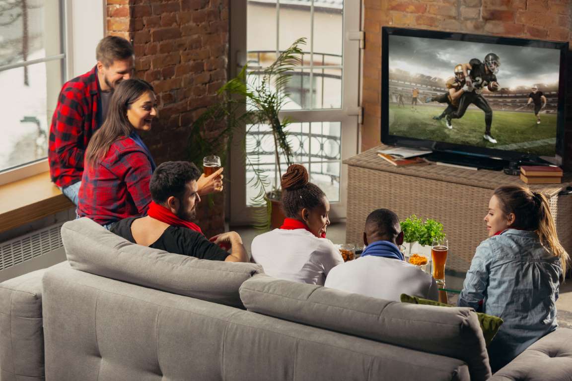 Borrar - xcited-group-people-watching-american-football-sport-match-home