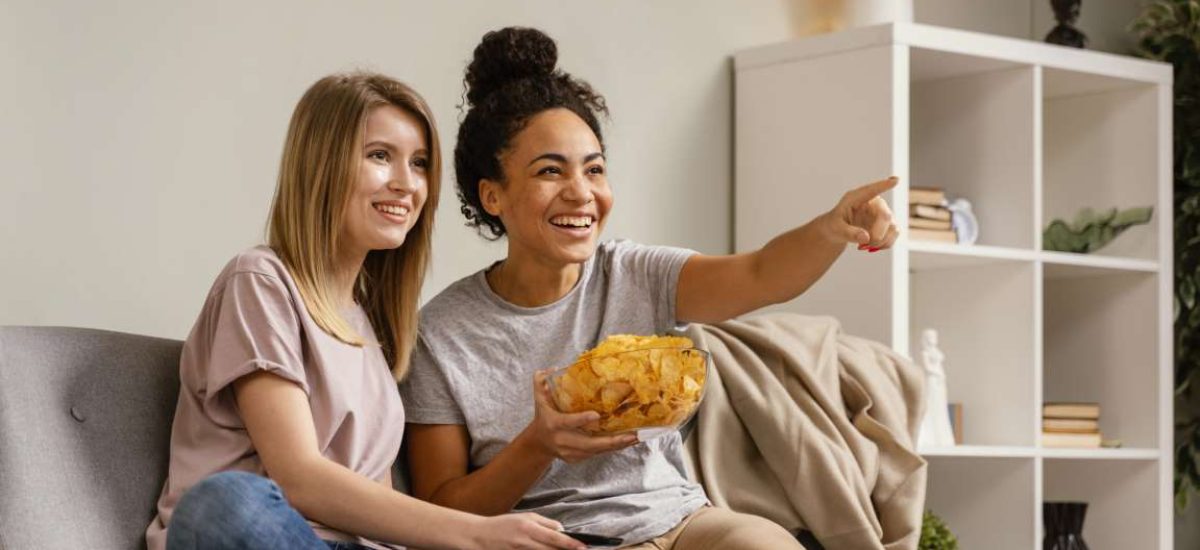 Borrar - omen-couch-watching-tv-eating-chips